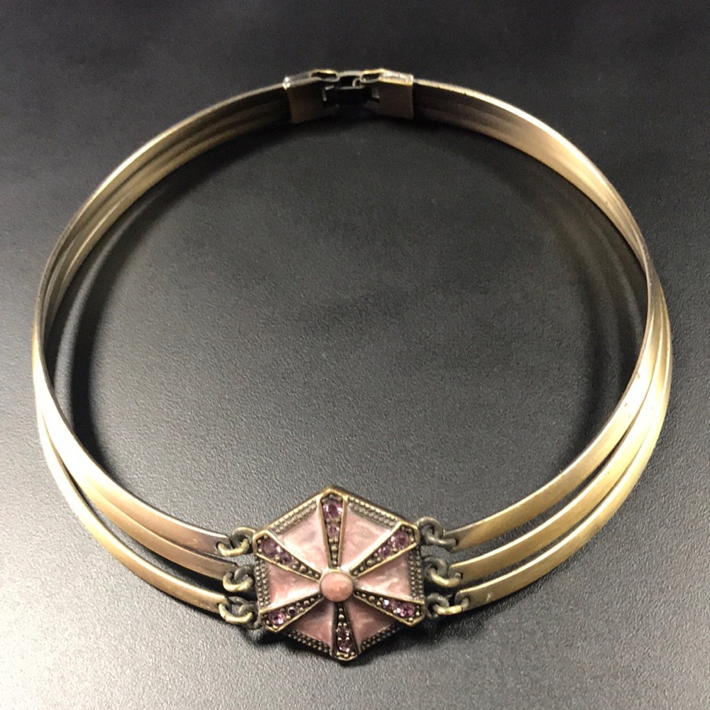 Women’s choker necklace.
